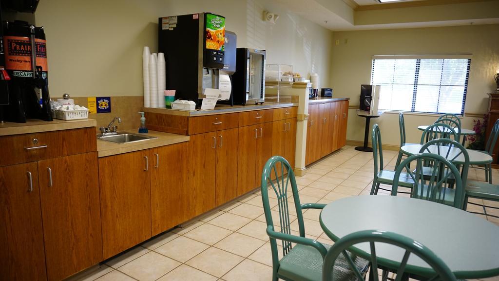 Wesley Inn Wichita Ngoại thất bức ảnh
